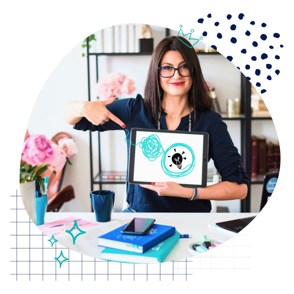 Anna Wolska-de-Keijzer holding a tablet that illustrates how chaos turns into visual clarity — the core idea of visual thinking and one-page mapping by Go Visual Concept.